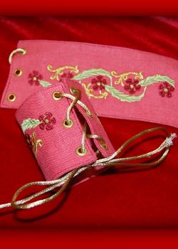 Розовый пояс и накладки на руки